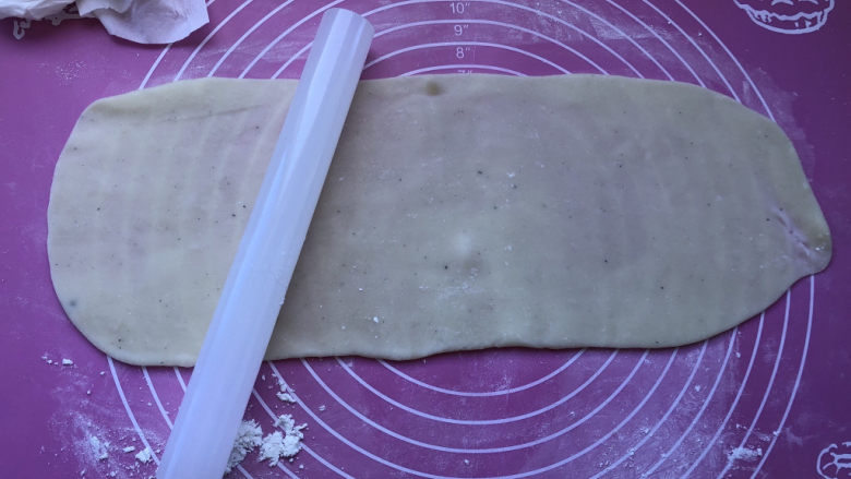 巧克力白玉卷,把面皮擀成长方形,长度要超过蛋糕胚,尽量厚薄均匀一些。
