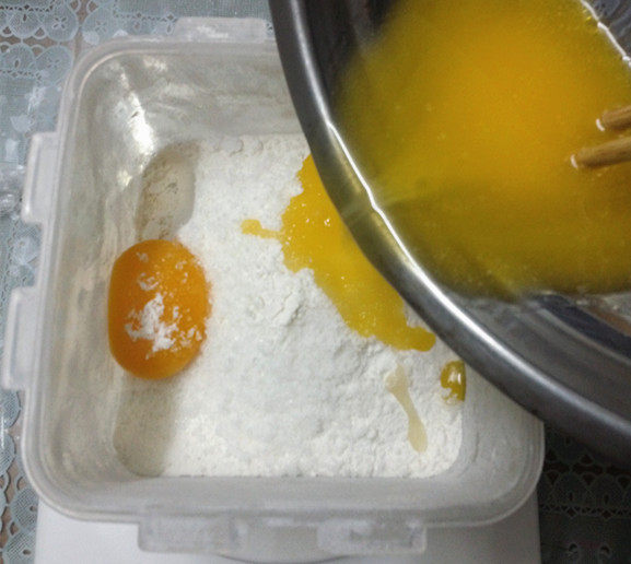 南瓜挞,及融化后的<a style='color:red;display:inline-block;' href='/shicai/ 887'>黄油</a>;然后合上盖子摇晃几下,让面粉和液体混合成絮絮状