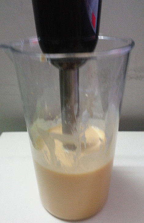 南瓜挞,用料理棒搅拌成南瓜奶酪馅,放一旁待用