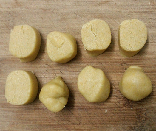 南瓜挞,从冰箱里取出面团,搓成长条,切分8等份