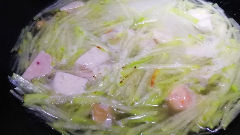 瑶柱萝卜汤,文火煮鱼丸飘起,中小火煮15分钟。