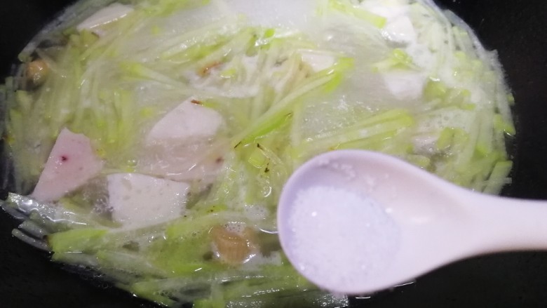 瑶柱萝卜汤,加半小勺盐,增味儿。