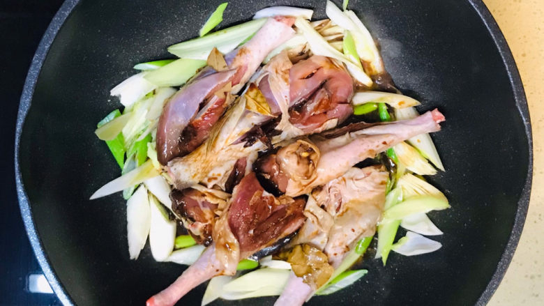 鸡腿炖蘑菇,投入已经腌制入味的鸡腿,连同腌制的调味料一起加进去