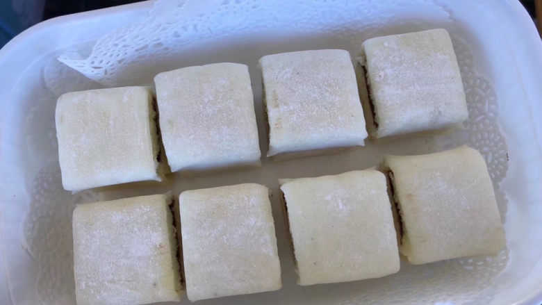 巧克力白玉卷,放在密封的容器里,可以冰箱冷藏一下再吃,味道更佳。