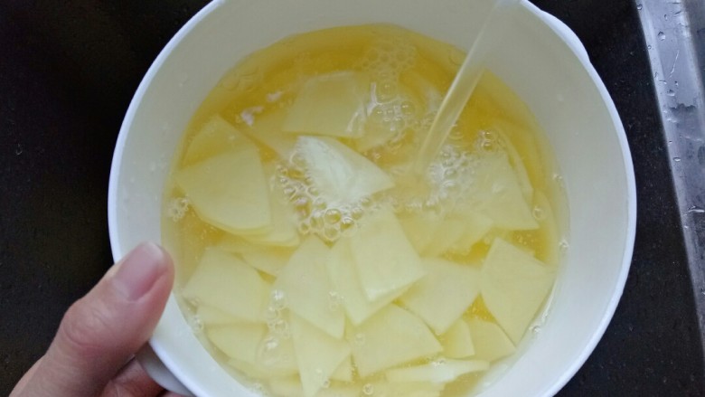 尖椒土豆片,用清水冲洗表面的淀粉,放在水中浸泡备用