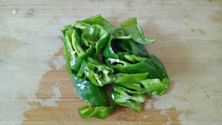 尖椒土豆片,螺丝椒去蒂清洗干净,切成片