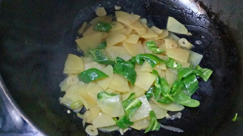 尖椒土豆片,放入螺丝椒翻炒片刻,加入适量盐调味即可