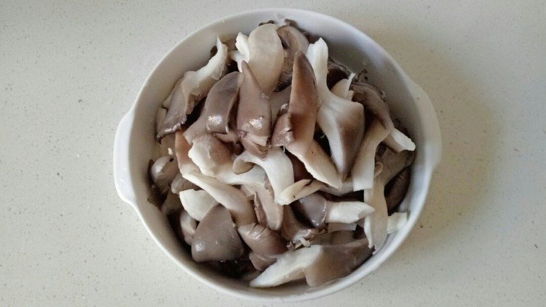 蘑菇炖豆腐,<a style='color:red;display:inline-block;' href='/shicai/ 231'>平菇</a>去掉根部,撕成小块,清洗干净