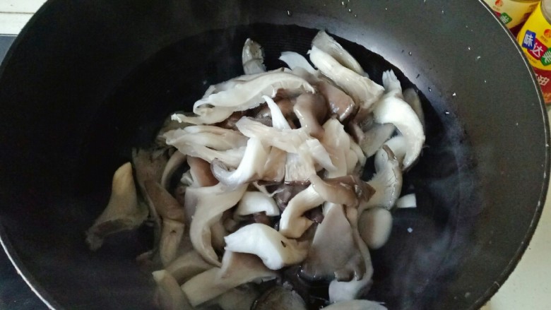 蘑菇炖豆腐,锅中加入适量清水煮开,放入平菇焯水15秒,捞出沥干水份备用