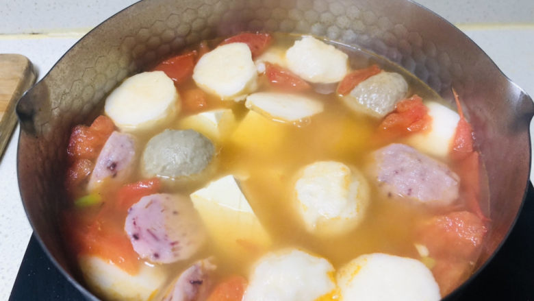 鱼丸豆腐汤,倒入鱼丸煮开,水开后放入豆腐再次煮开。