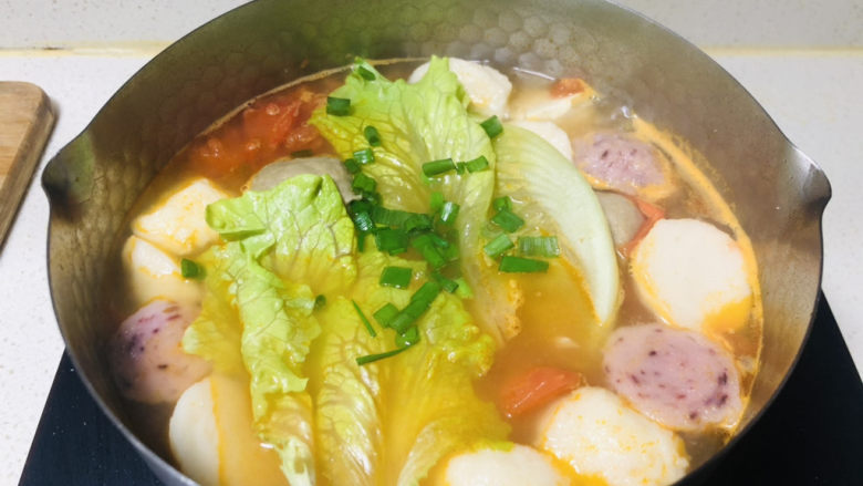鱼丸豆腐汤,生菜、撒上香葱,根据自己口味加一点食盐跟胡椒粉调味。