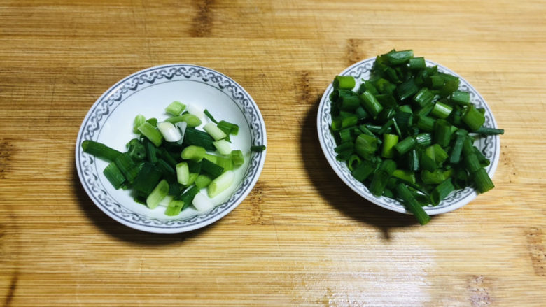 鱼丸豆腐汤,<a style='color:red;display:inline-block;' href='/shicai/ 3232'>香葱</a>洗净切碎备用、葱白留着炒葱花时用,葱叶留着做汤用。