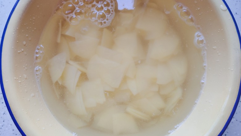 尖椒土豆片,可以边切边把土豆片泡在水里,以免氧化变色