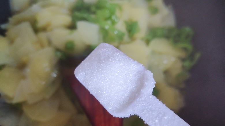 尖椒土豆片,加一小勺细砂糖,翻炒均匀即可