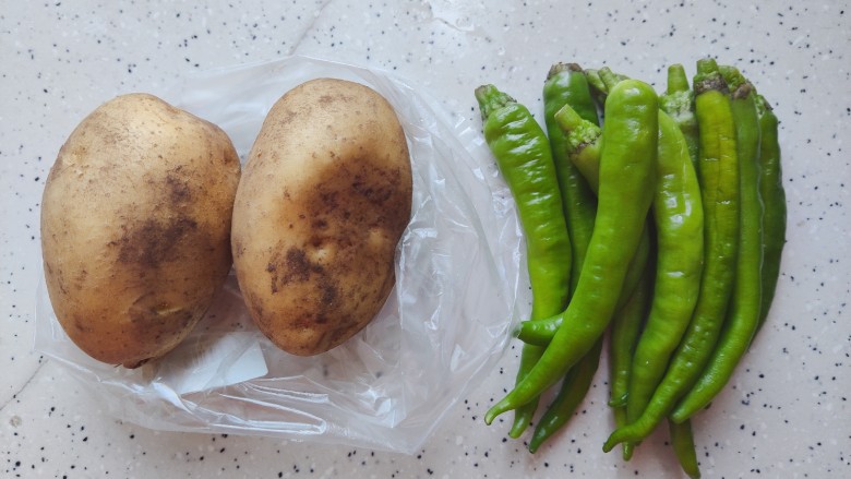 尖椒土豆片,首先我们准备好所有食材