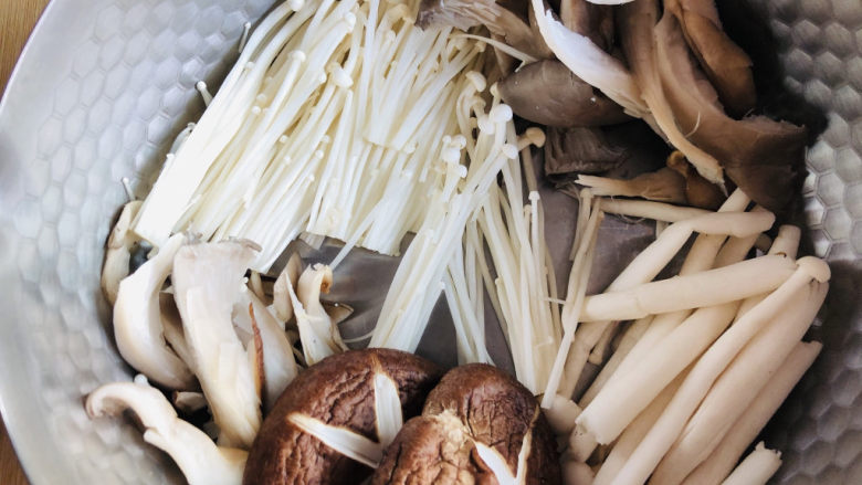 蘑菇炖豆腐,把金针菇、蟹味菇、平菇、香菇在锅中码个好看的造型。
