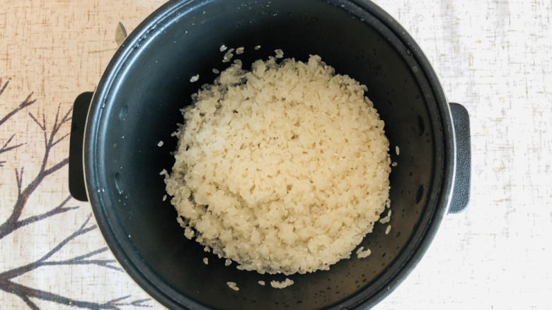 羊肉焖饭,大米淘洗干净,加入适量清水,水量比平时焖米饭的水量略少一点点即可,因为在焖的时候蔬菜也会有水分蒸发出来。