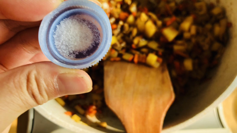 羊肉焖饭,加一点食盐,食盐不要太多因为老抽跟酱油都是咸的,翻炒均匀即可,无需炒熟。
