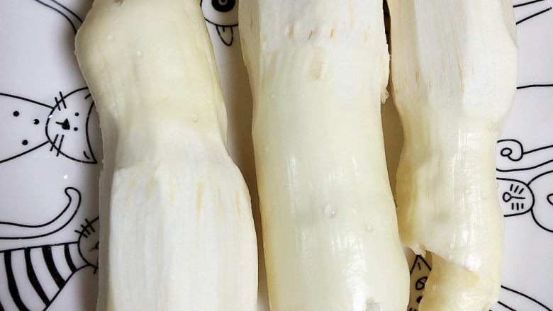 啤酒红烧肉,准备好<a style='color:red;display:inline-block;' href='/shicai/ 65'>茭白</a>,切片儿待用。
