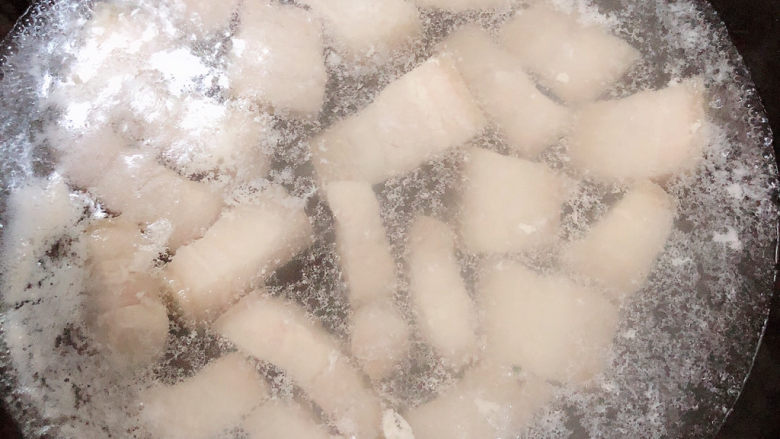 啤酒红烧肉,锅中烧开水,放入五花肉,焯去血水。