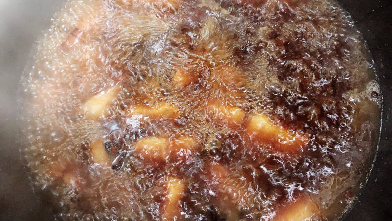 啤酒红烧肉,倒入水,烧开锅。慢炖30分钟。