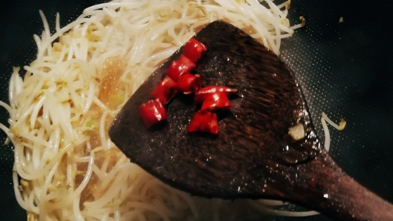 豆芽炒粉丝,放入红尖椒,翻拌均匀关火出锅。
