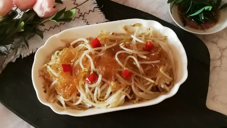 豆芽炒粉丝,装盘食用。