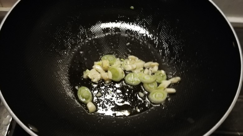 豆芽炒粉丝,起油锅放入食用油加热,放入葱蒜炒出香味。
