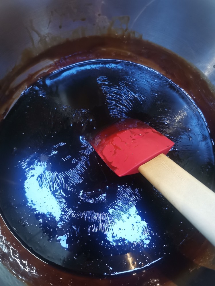 阿胶糕,泡好后放到不粘锅,或者不锈钢锅里熬,电磁炉300瓦,不停搅动