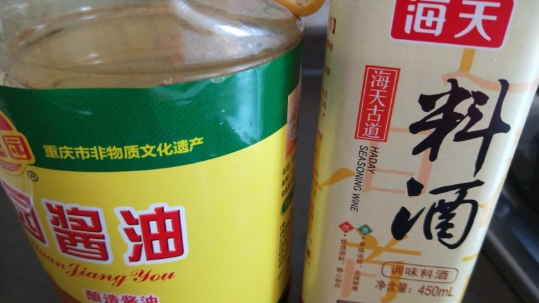 尖椒土豆片,加入料酒,酱油。