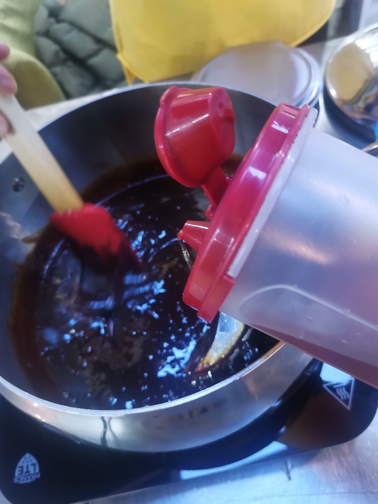 阿胶糕,中途觉得有些干,就在加一点黄酒,不能加水,打概熬制两个小时左右
