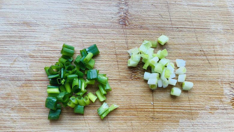 鱼丸豆腐汤,香葱洗净切圈