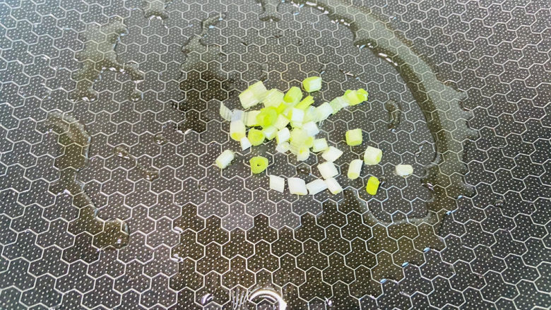 鱼丸豆腐汤,起油锅放入葱白炒香