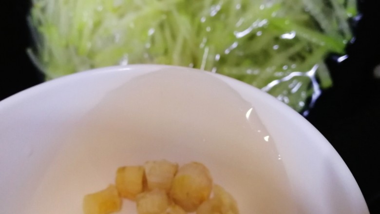 瑶柱萝卜汤,倒入瑶柱和泡瑶柱的水,文火煮开。