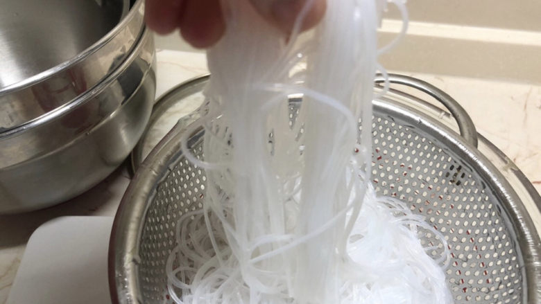 豆芽炒粉丝,粉丝发白就说明泡好了,清洗干净,可以剪短一点,方便炒