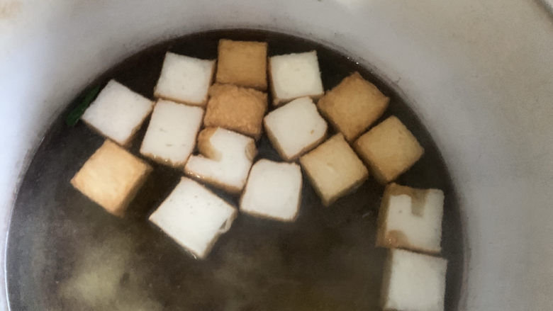 孜然鱼豆腐,然后入锅捞一下,加快成熟