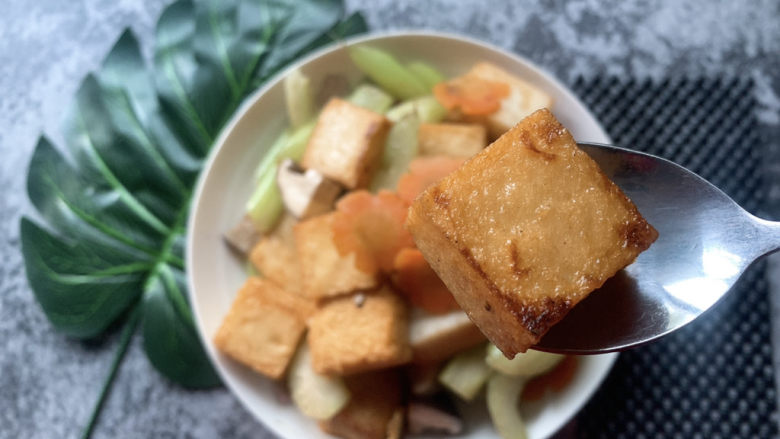 孜然鱼豆腐,鱼豆腐本身就有味道,很鲜~