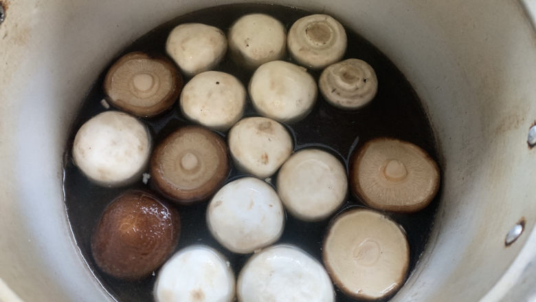 鸡腿炖蘑菇,将口蘑、鲜菇,减去菇蒂,洗净后入沸水中汆烫,捞出备用。