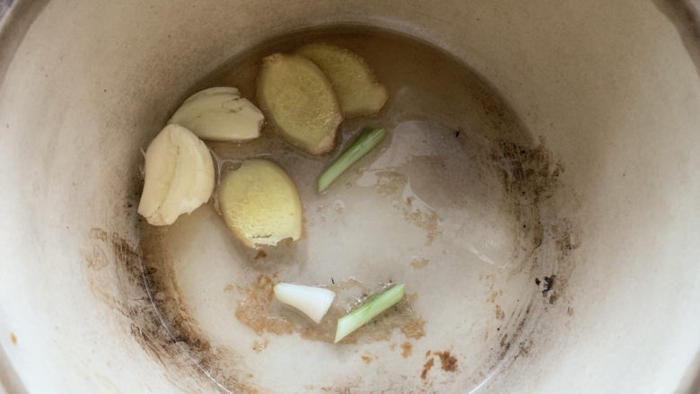 鸡腿炖蘑菇,加入刚才煸鸡皮的锅中,并加适量油。