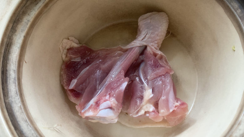 鸡腿炖蘑菇,然后将砂锅加热,鸡皮一侧入锅中慢慢煎出鸡油。
