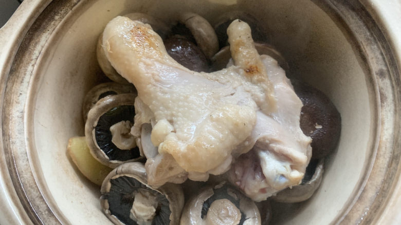 鸡腿炖蘑菇,将鸡腿盖在面上