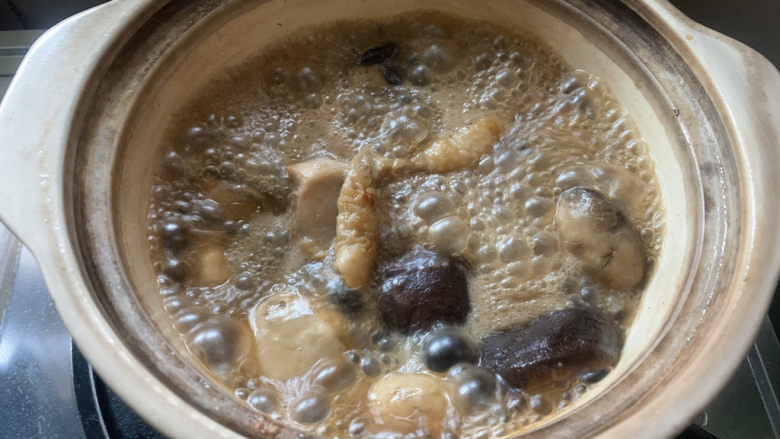 鸡腿炖蘑菇,将调味料搅拌均匀,大火炖煮。