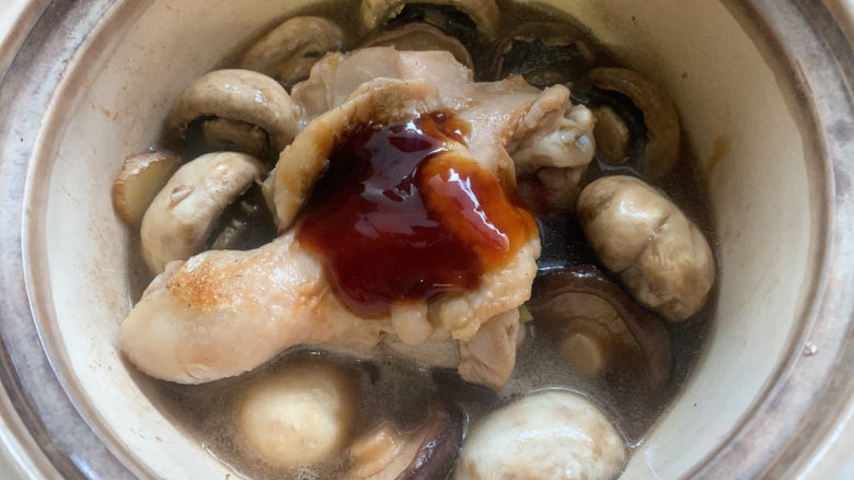 鸡腿炖蘑菇,然后加适量水,超过蘑菇的量即可。