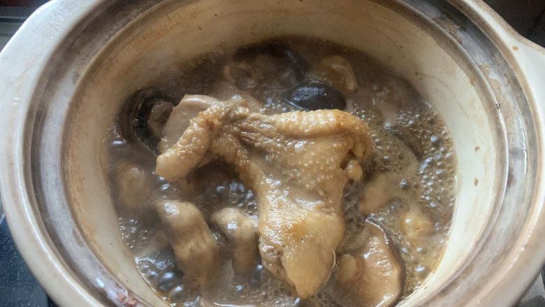 鸡腿炖蘑菇,然后沸腾后转小火继续,带汤汁的量收缩至原来的一半,方可出锅。