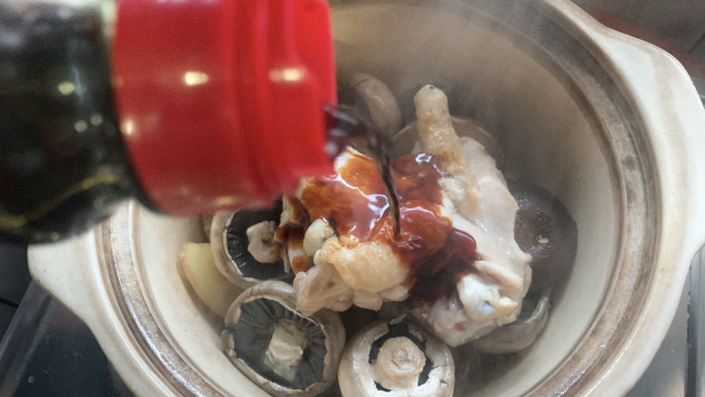 鸡腿炖蘑菇,加适量<a style='color:red;display:inline-block;' href='/shicai/ 692'>酱油</a>,约一汤勺。