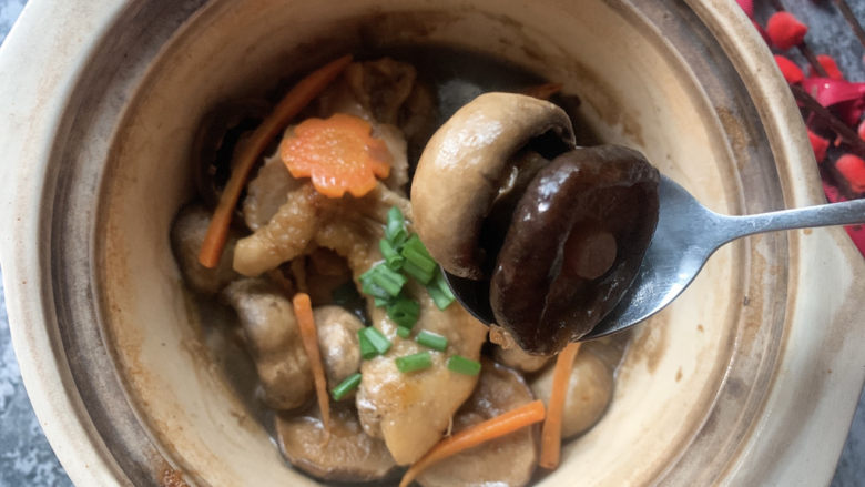 鸡腿炖蘑菇,吸满精髓的菌菇!比加鸡腿还香呢!