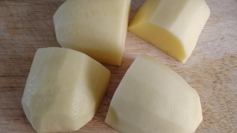 尖椒土豆片,大一点的土豆对切四份。