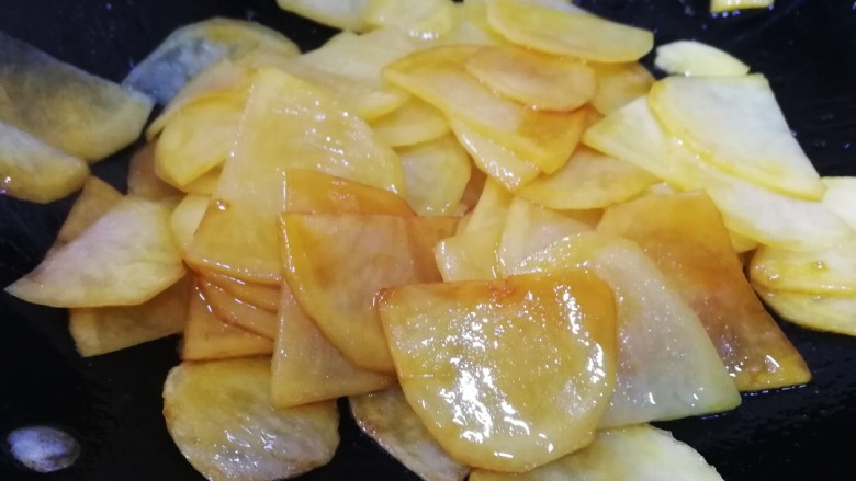 尖椒土豆片,文火翻炒均匀,生抽刚好把土豆片烹熟。