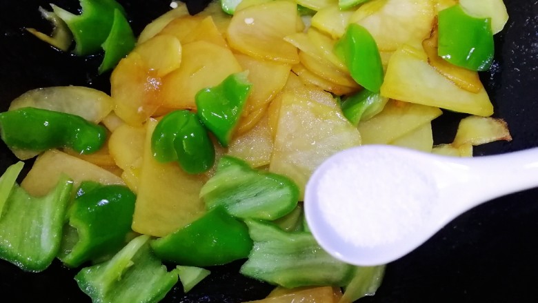 尖椒土豆片,炒出微微辣味,放盐入味。