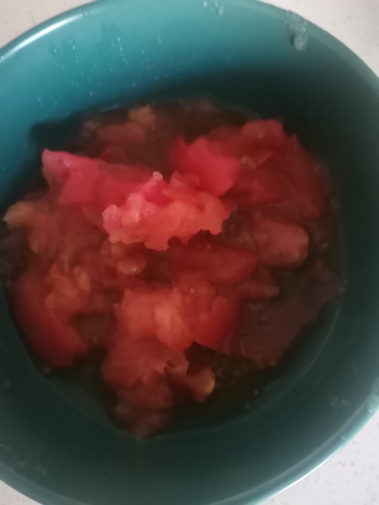 番茄金针菇蛋花汤,柿子不用刀切,带上一次性手套,直接抓碎到碗中,汤汁不流失